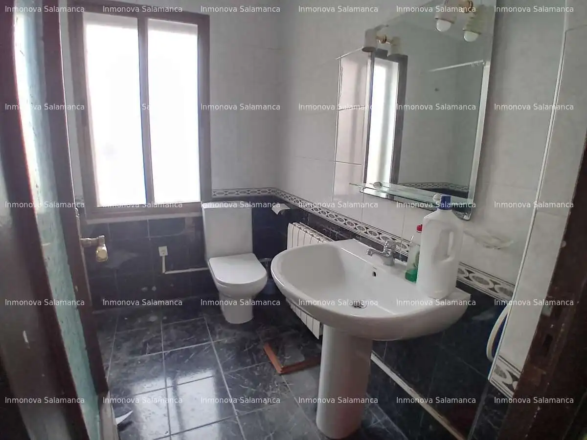 Bathroom of Flat for share in Salamanca  with Heating, Terrace and Furnished
