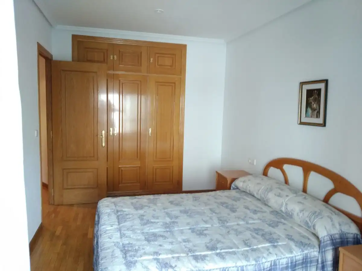Schlafzimmer von Wohnungen zur Miete in Ponferrada mit Heizung, Möbliert und Balkon