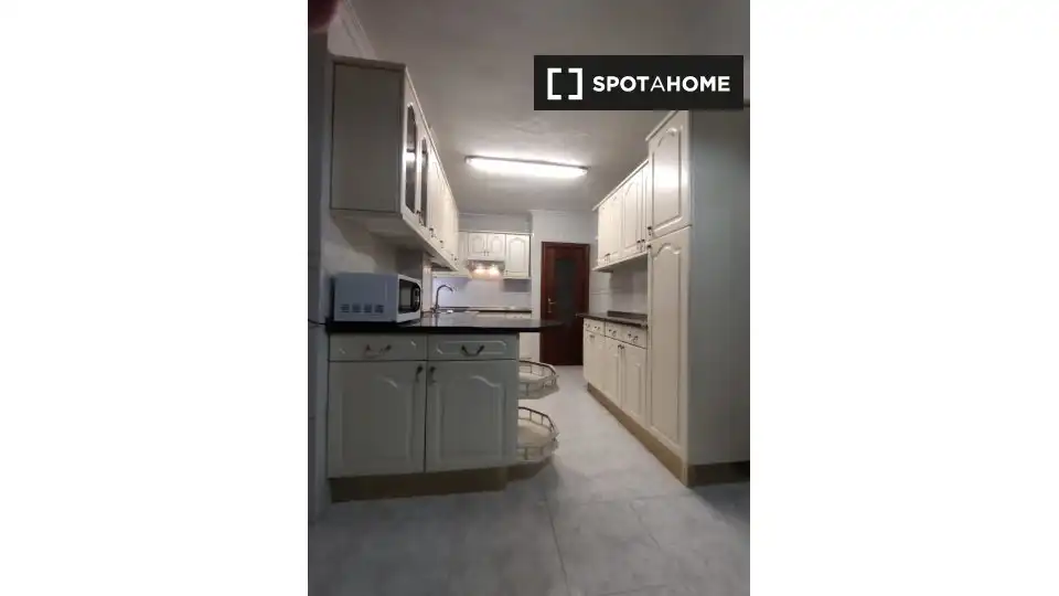 Kitchen of Flat for share in Alcalá de Henares  with Air Conditioner, Heating and Furnished