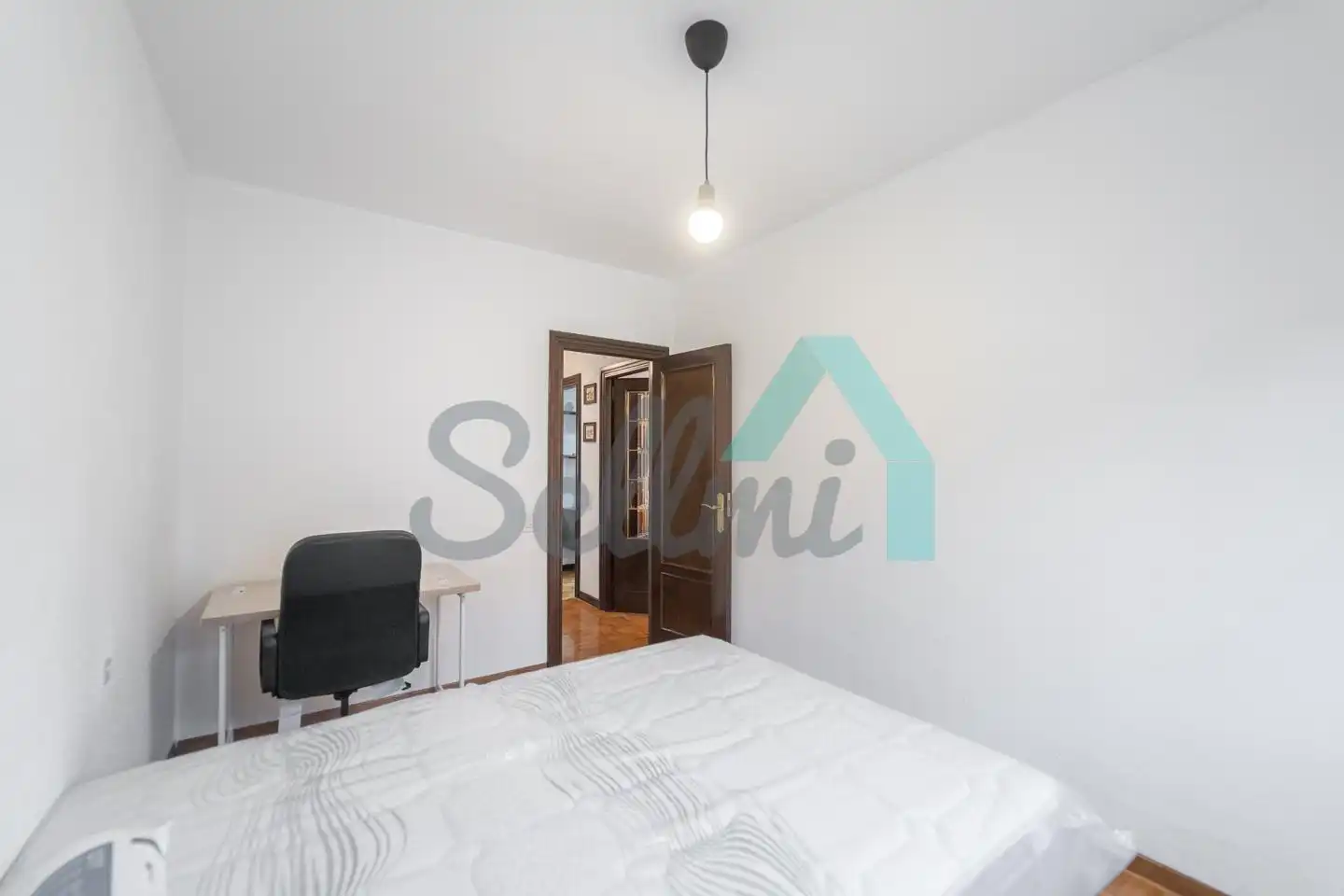 Bedroom of Flat for share in Oviedo   with Heating, Parquet flooring and Furnished