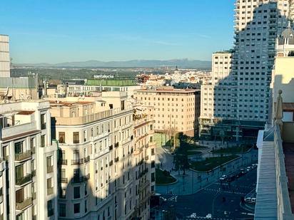 Vista exterior de Àtic en venda en  Madrid Capital amb Aire condicionat, Terrassa i Balcó