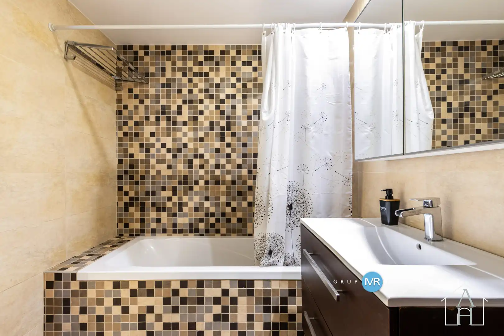Bathroom of Flat for sale in Terrassa  with Air Conditioner, Heating and Parquet flooring