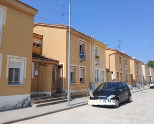 Exterior view of Single-family semi-detached for sale in Zarzuela del Pinar