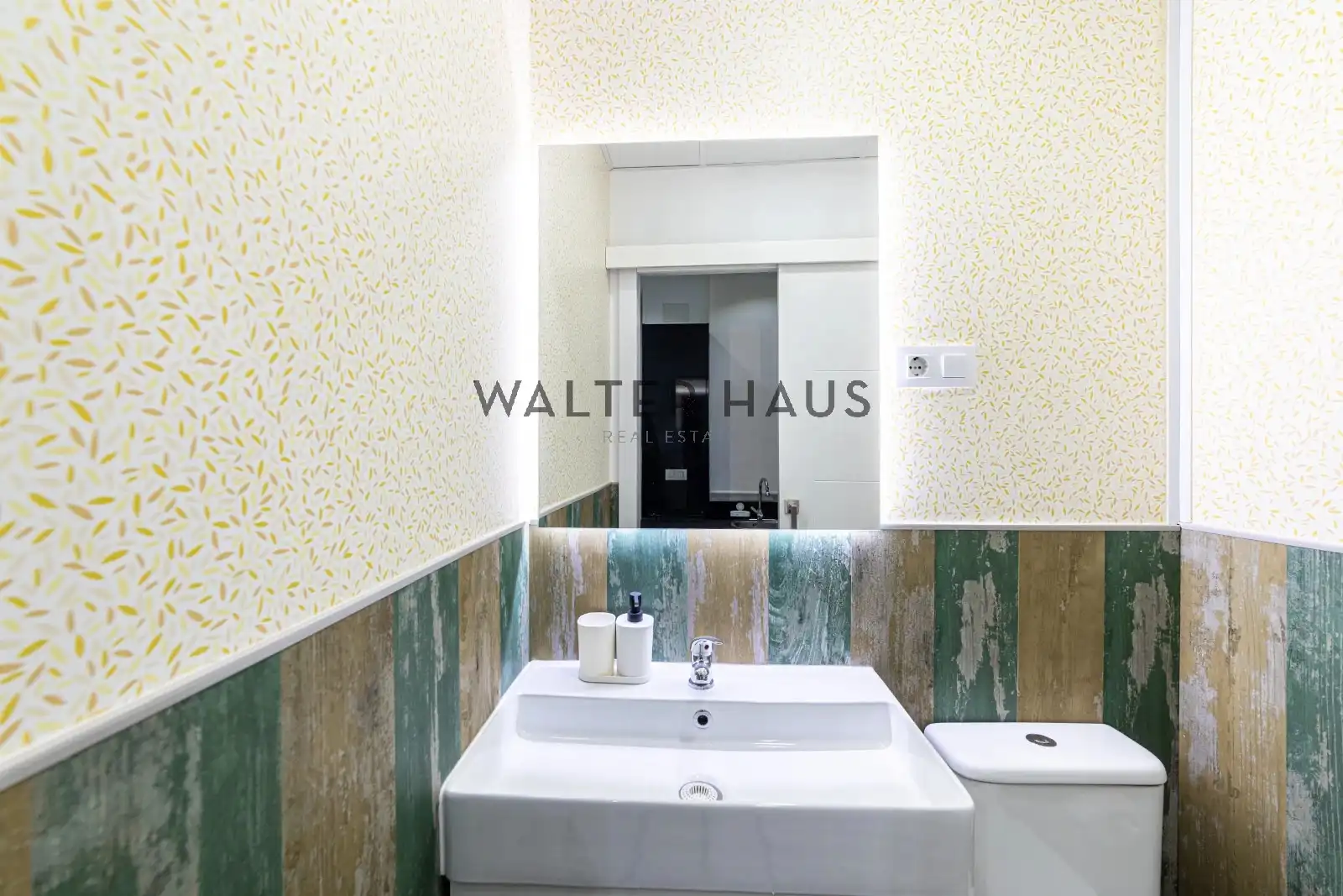 Bathroom of Flat for sale in Madrid  with Air Conditioner, Furnished and Oven