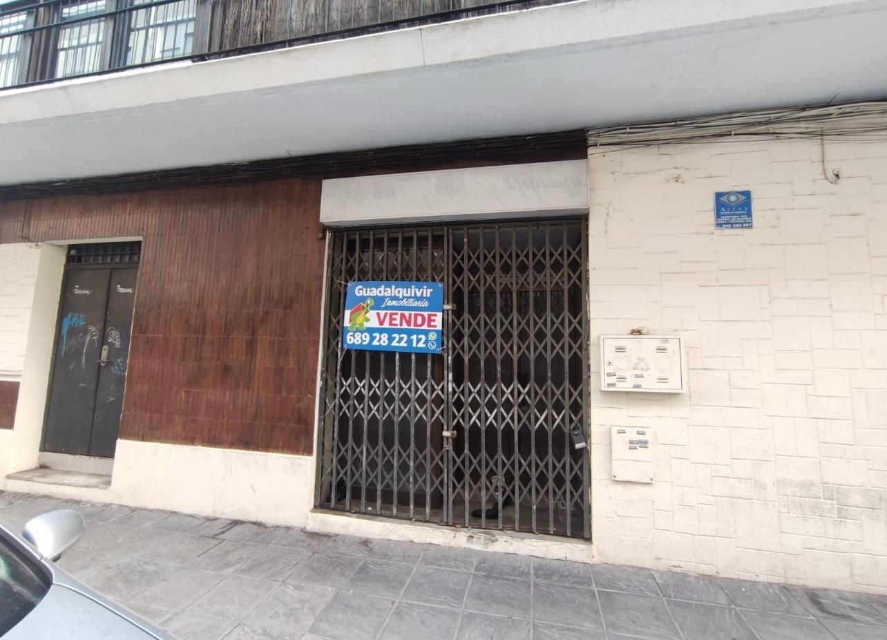 Vista exterior de Local en venda en  Sevilla Capital