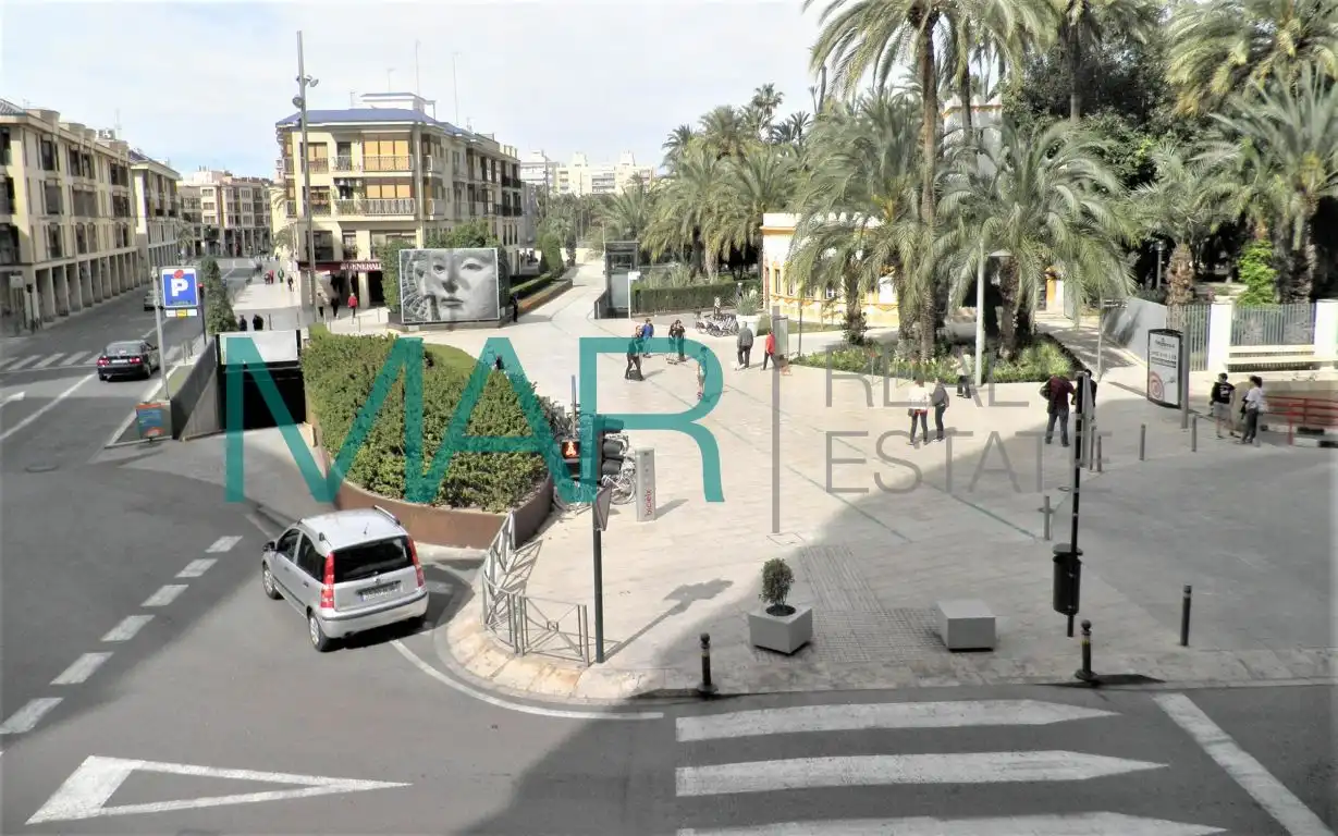 Außenansicht von Erdgeschoss zur Miete in Elche / Elx mit Parkett