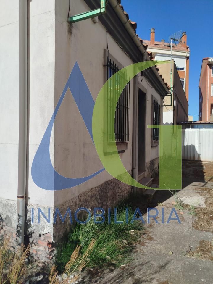 Vista exterior de Casa o xalet en venda en San Andrés del Rabanedo amb Calefacció i Jardí privat