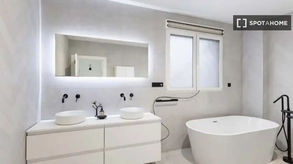 Baño de Piso de alquiler en Valencia con Aire acondicionado, Calefacción y Amueblado