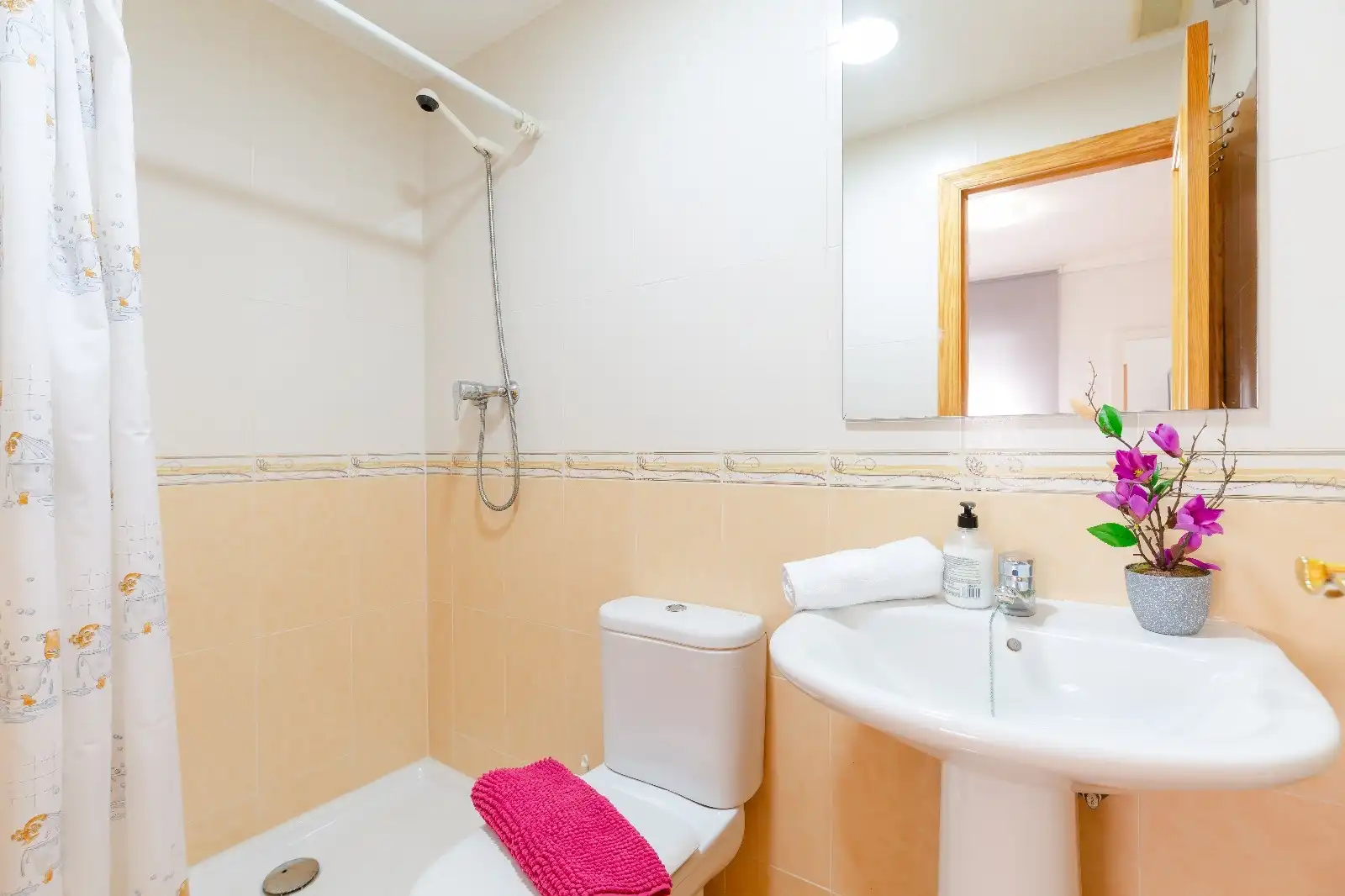 Baño de Apartamento de alquiler en Guardamar del Segura con Aire acondicionado, Calefacción y Amueblado
