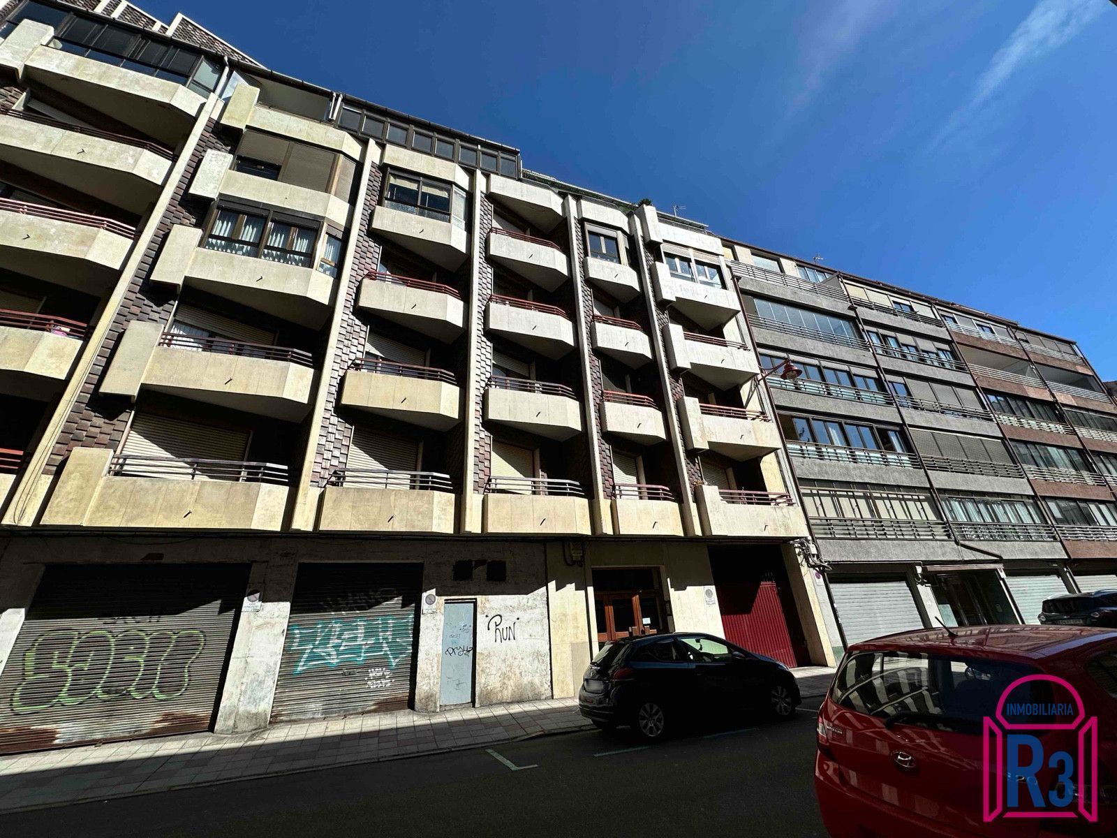 Vista exterior de Piso en venta en León Capital  con Calefacción, Terraza y Amueblado