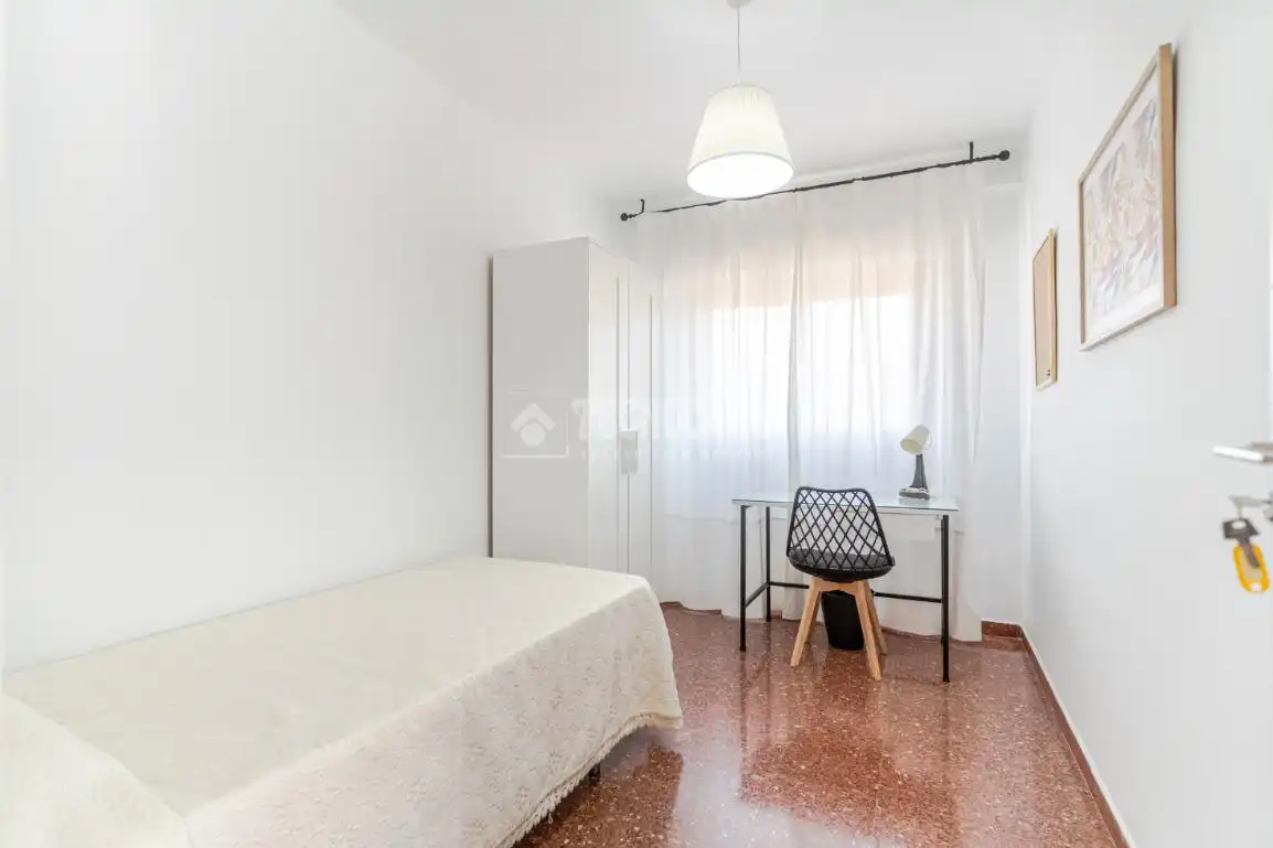Habitación de Piso de alquiler en Granada con Aire acondicionado y Amueblado