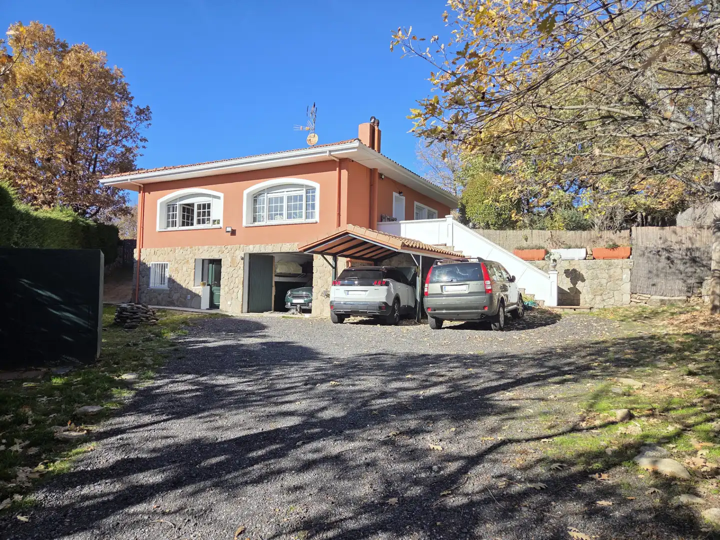 Vista exterior de Casa o xalet en venda en Santa María de la Alameda amb Calefacció, Jardí privat i Moblat