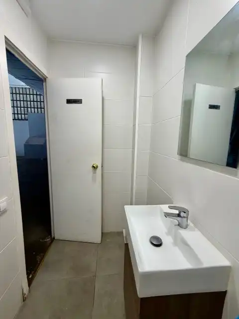 Baño de Nave industrial de alquiler en L'Hospitalet de Llobregat con Calefacción