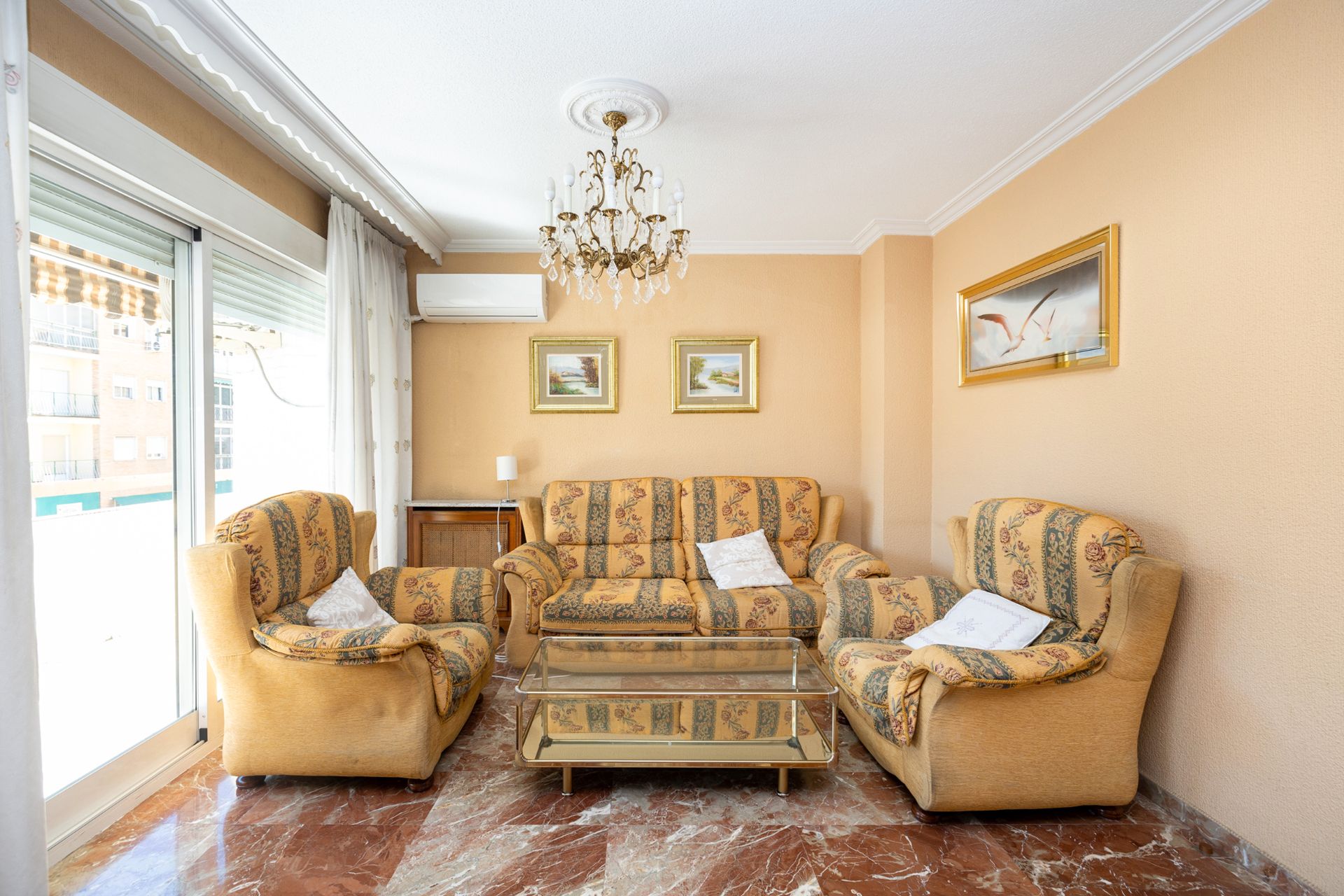 Living room of Flat to rent in  Granada Capital  with Air Conditioner, Heating and Furnished