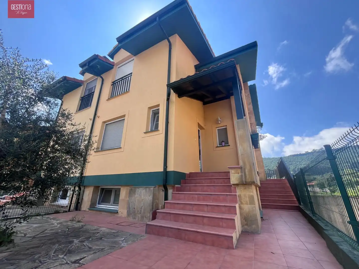 Vista exterior de Casa adosada en venda en Arnuero amb Calefacció, Jardí privat i Terrassa