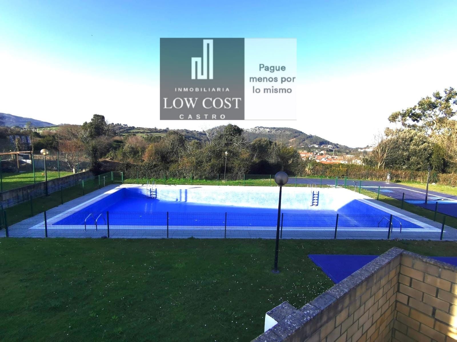 Schwimmbecken von Einfamilien-Reihenhaus zum Verkauf in Castro-Urdiales mit Heizung, Privatgarten und Möbliert