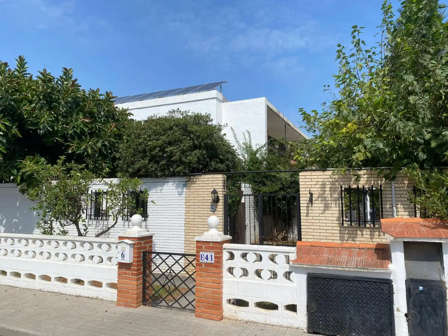 Vista exterior de Casa o xalet en venda en Sagunto / Sagunt amb Aire condicionat, Jardí privat i Terrassa