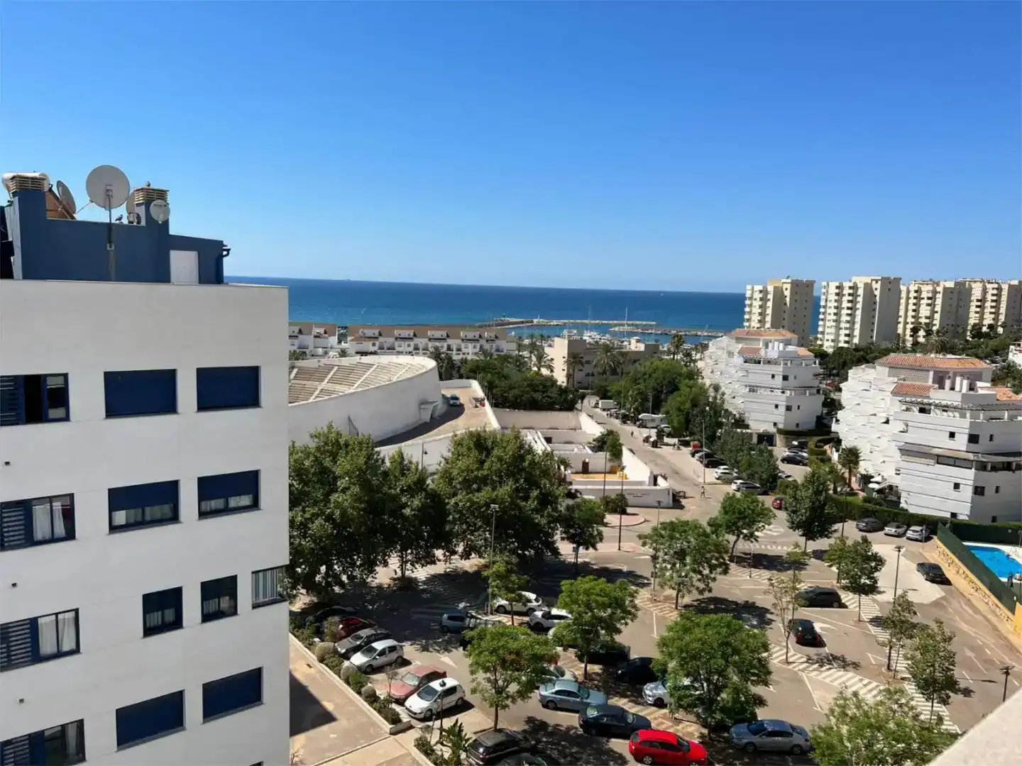 Außenansicht von Wohnung zur Miete in Estepona mit Klimaanlage, Abstellraum und Schwimmbad