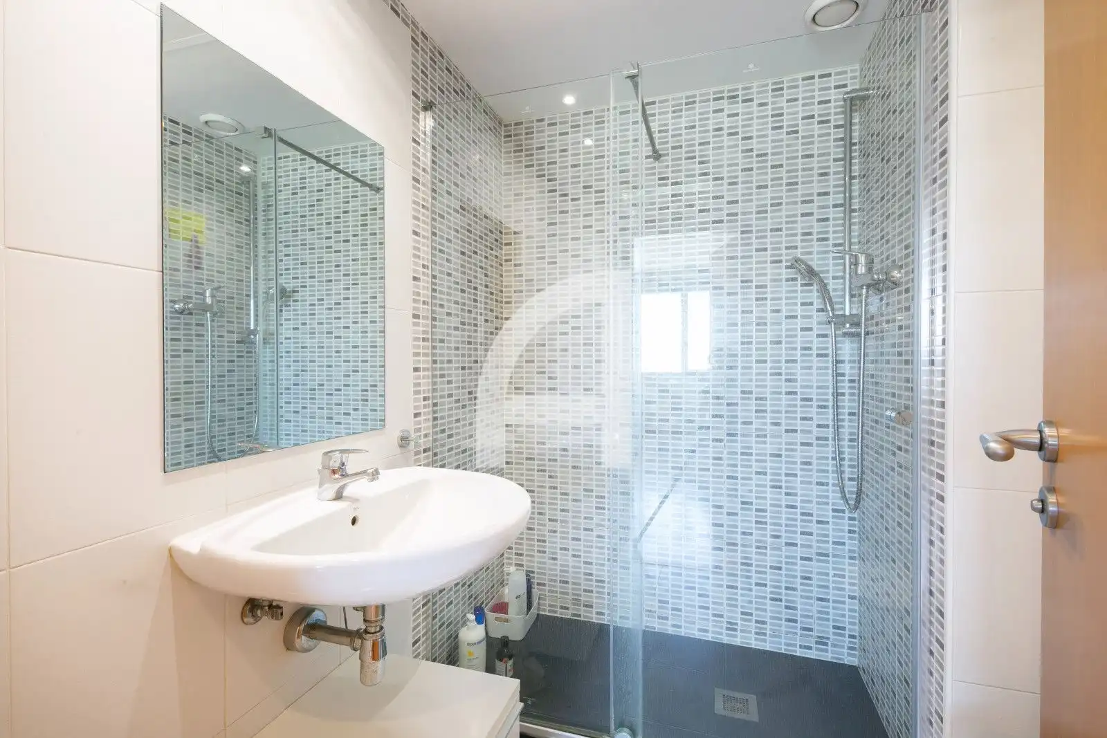 Badezimmer von Dachboden zum Verkauf in Sant Adrià de Besòs mit Klimaanlage, Heizung und Parkett