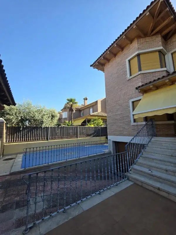 Vista exterior de Casa o chalet en venta en Alcalá de Henares con Aire acondicionado, Calefacción y Jardín privado