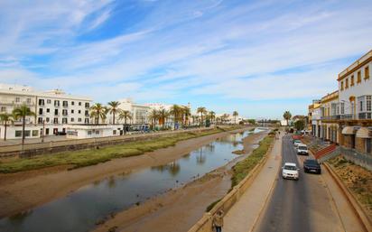 Vista exterior de Casa o xalet en venda en Chiclana de la Frontera amb Terrassa