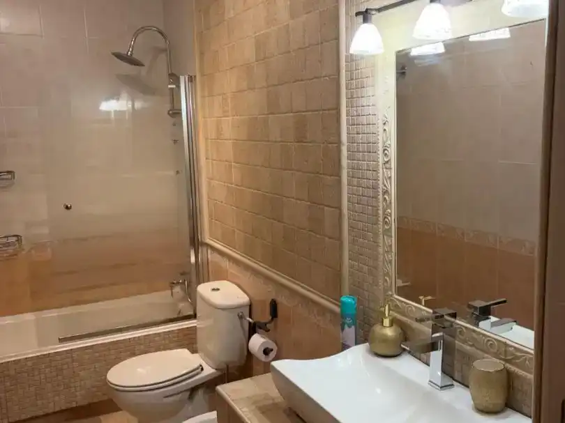 Bany de Casa o xalet de lloguer en Valmojado amb Aire condicionat, Jardí privat i Moblat