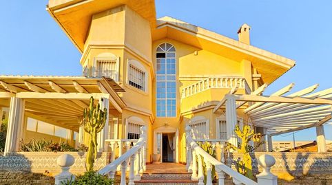 Descubre la Exclusividad y el Lujo Mediterráneo en Esta Impresionante Villa en Esquina  Torrevieja