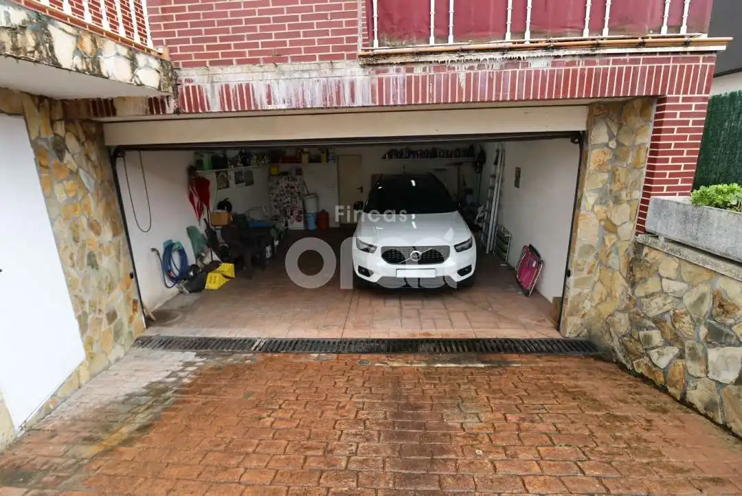 Aparcament de Casa adosada en venda en Abanto y Ciérvana-Abanto Zierbena amb Calefacció, Jardí privat i Terrassa