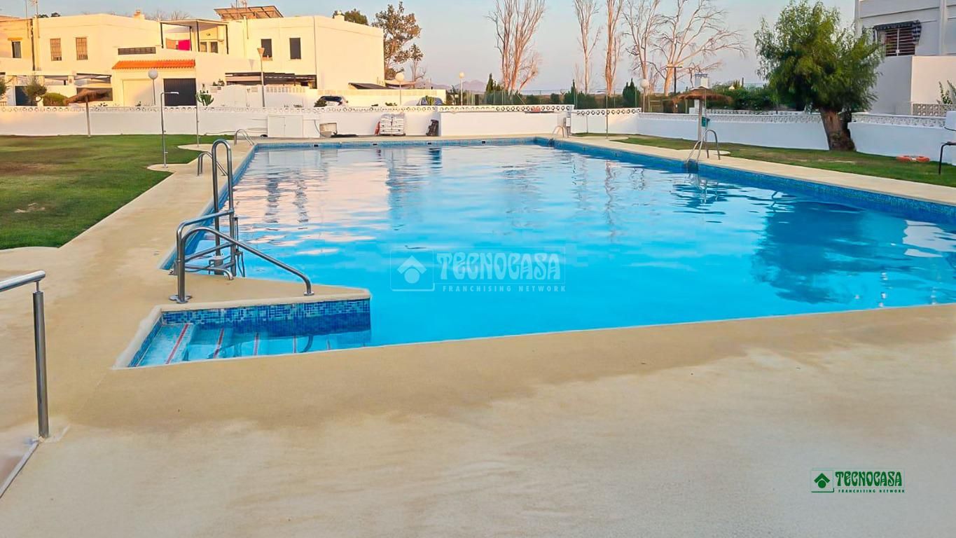 Piscina de Casa adosada en venda en  Almería Capital amb Aire condicionat, Terrassa i Piscina comunitària
