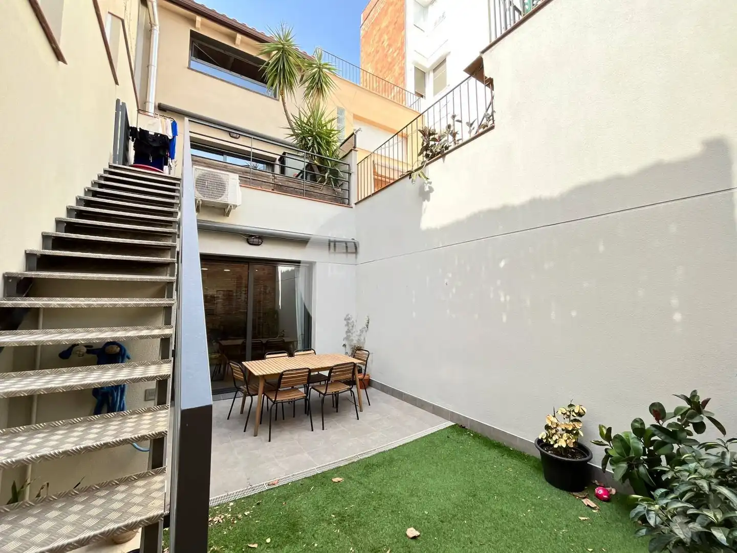 Casa aparellada amb terrassa en venda a Ponent