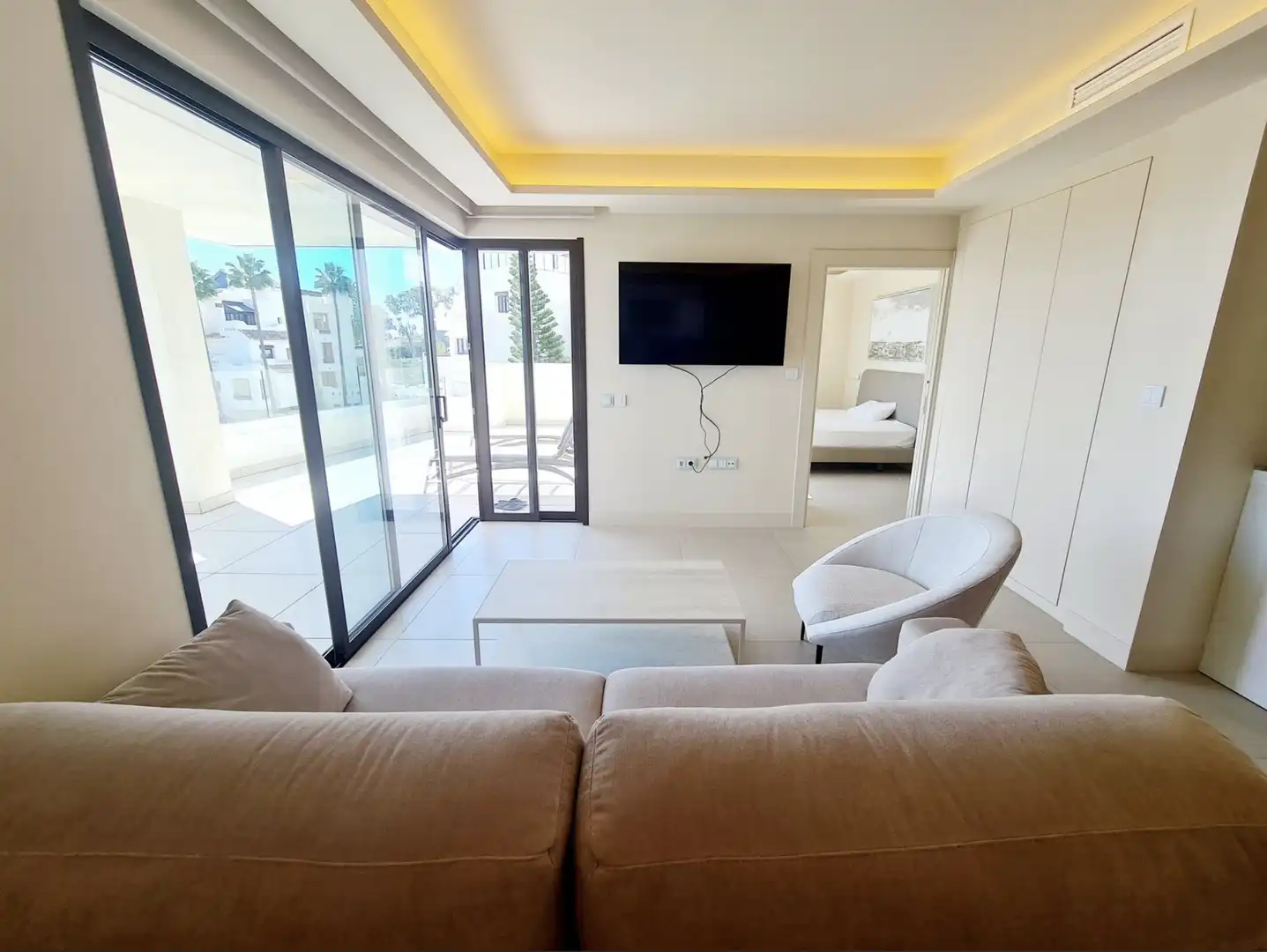 Sala de estar de Apartamento de alquiler en Estepona con Aire acondicionado, Terraza y Amueblado