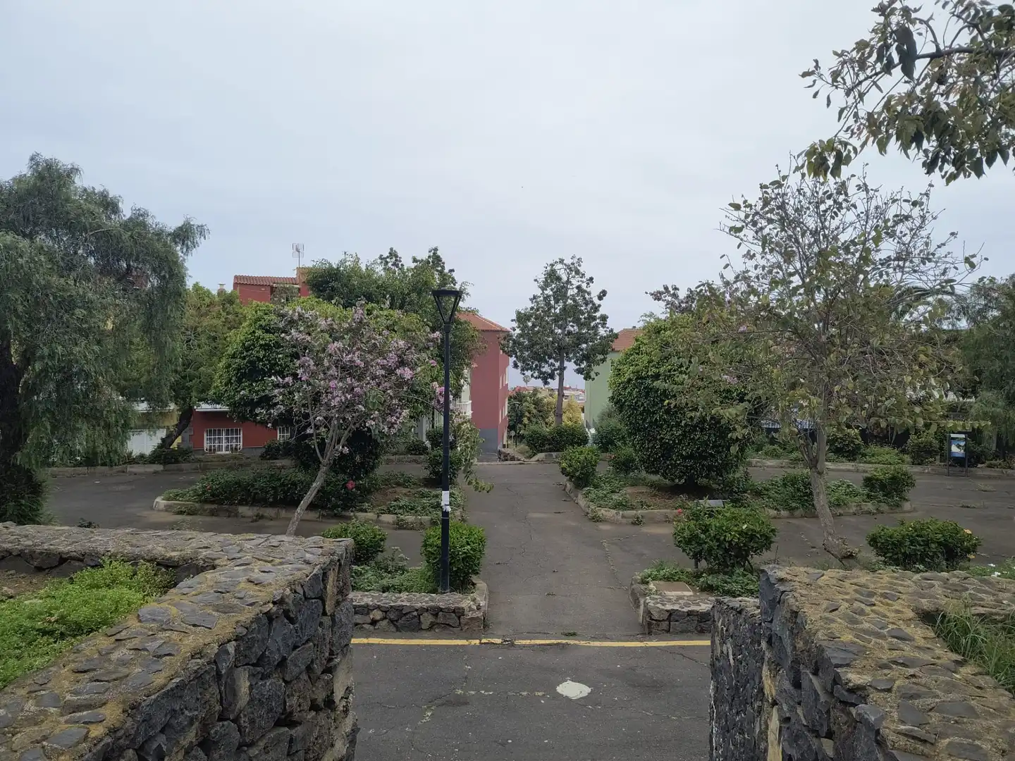 Außenansicht von Einfamilien-Reihenhaus zum Verkauf in Puerto de la Cruz mit Abstellraum, Ofen und Balkon