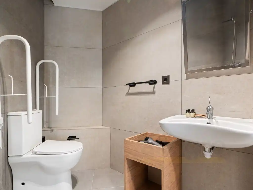 Bathroom of Commercial properties for sale in Puente de Vallecas