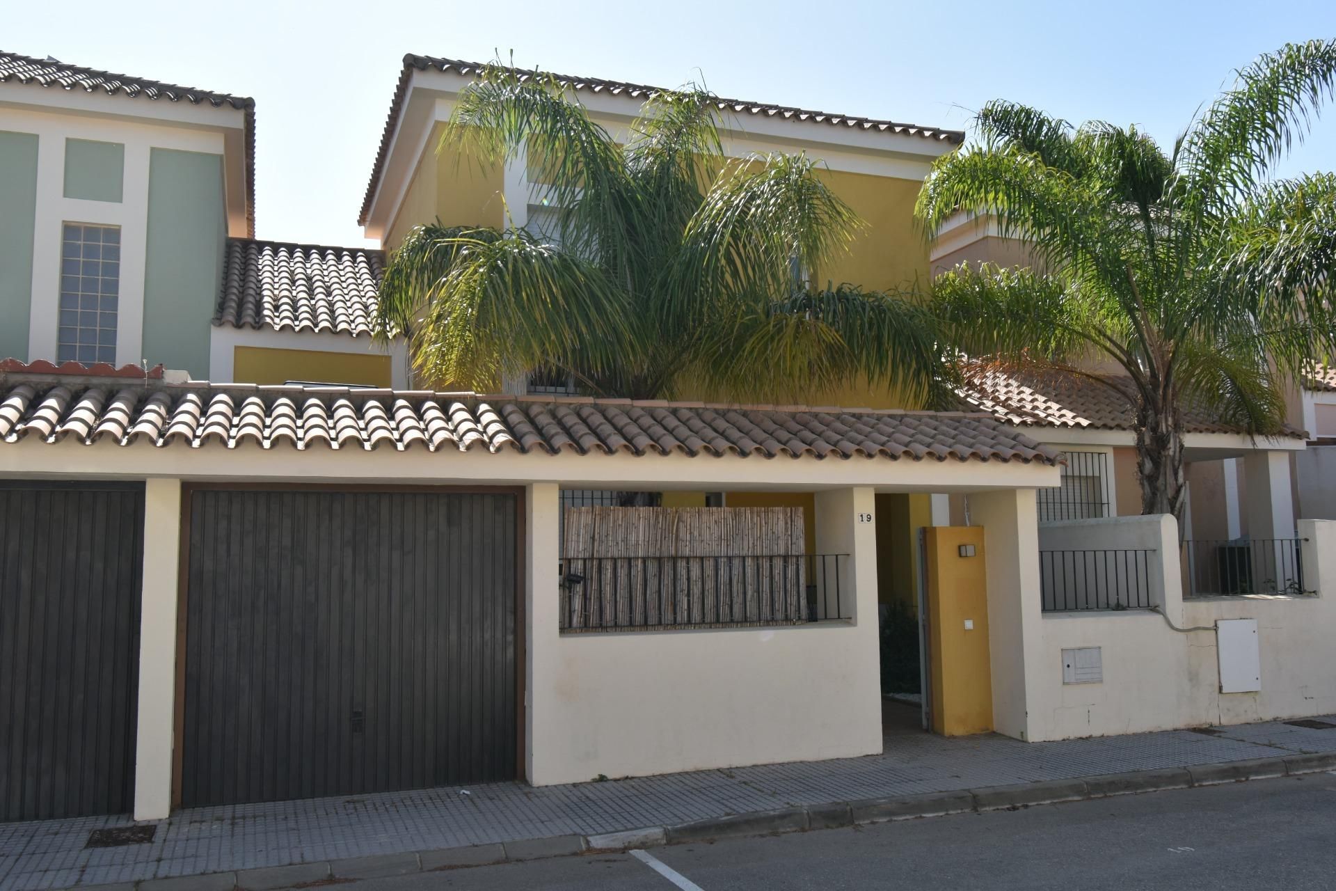 Vista exterior de Casa adosada en venda en Chiclana de la Frontera amb Aire condicionat, Calefacció i Jardí privat