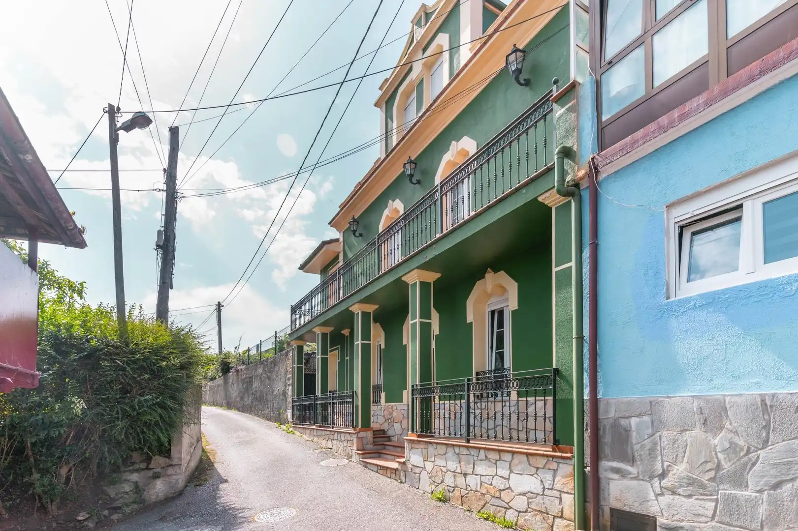 Vista exterior de Casa o xalet en venda en Muros de Nalón amb Calefacció, Jardí privat i Terrassa