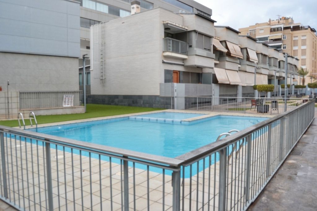 Piscina de Casa adosada en venda en Elche / Elx amb Aire condicionat, Calefacció i Parquet