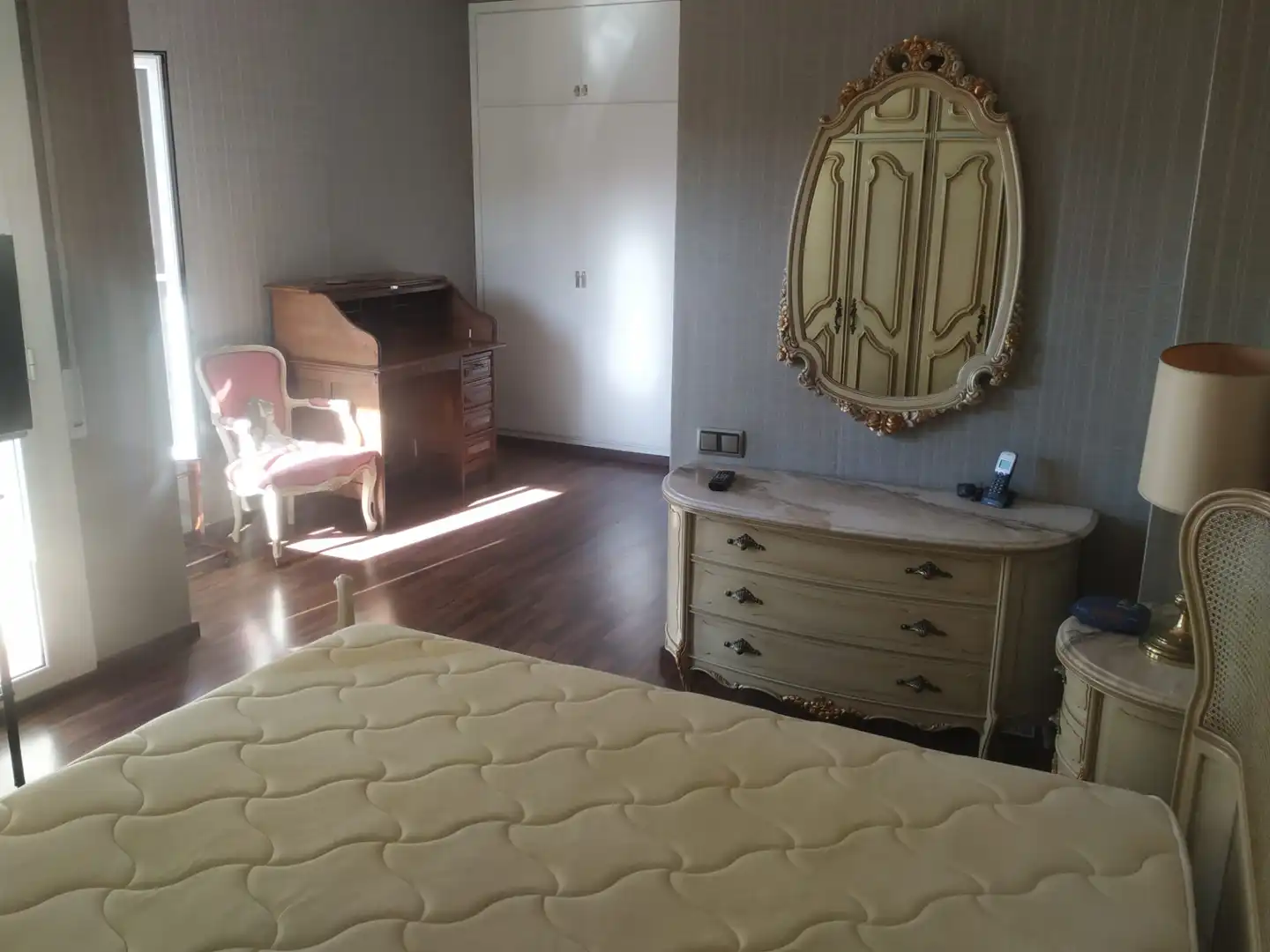 Schlafzimmer von Dachboden zur Miete in Barcelona mit Heizung, Ofen und Balkon