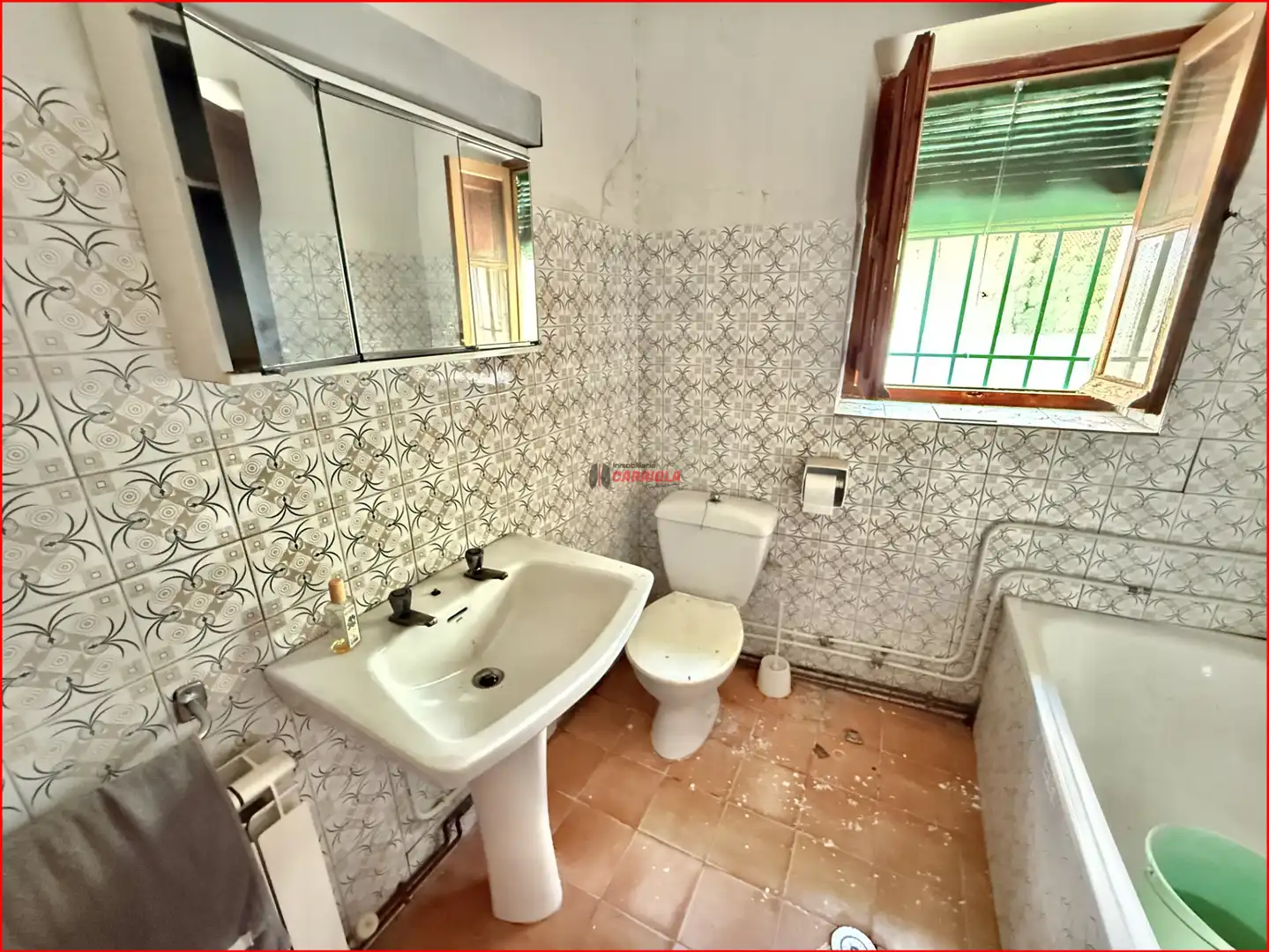 Badezimmer von Einfamilien-Reihenhaus zum Verkauf in Gerindote mit Möbliert