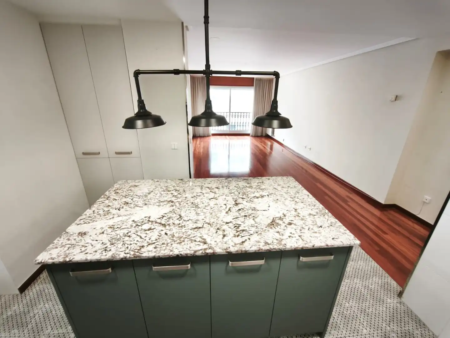 Cocina de Piso de alquiler en Vigo  con Calefacción, Parquet y Horno