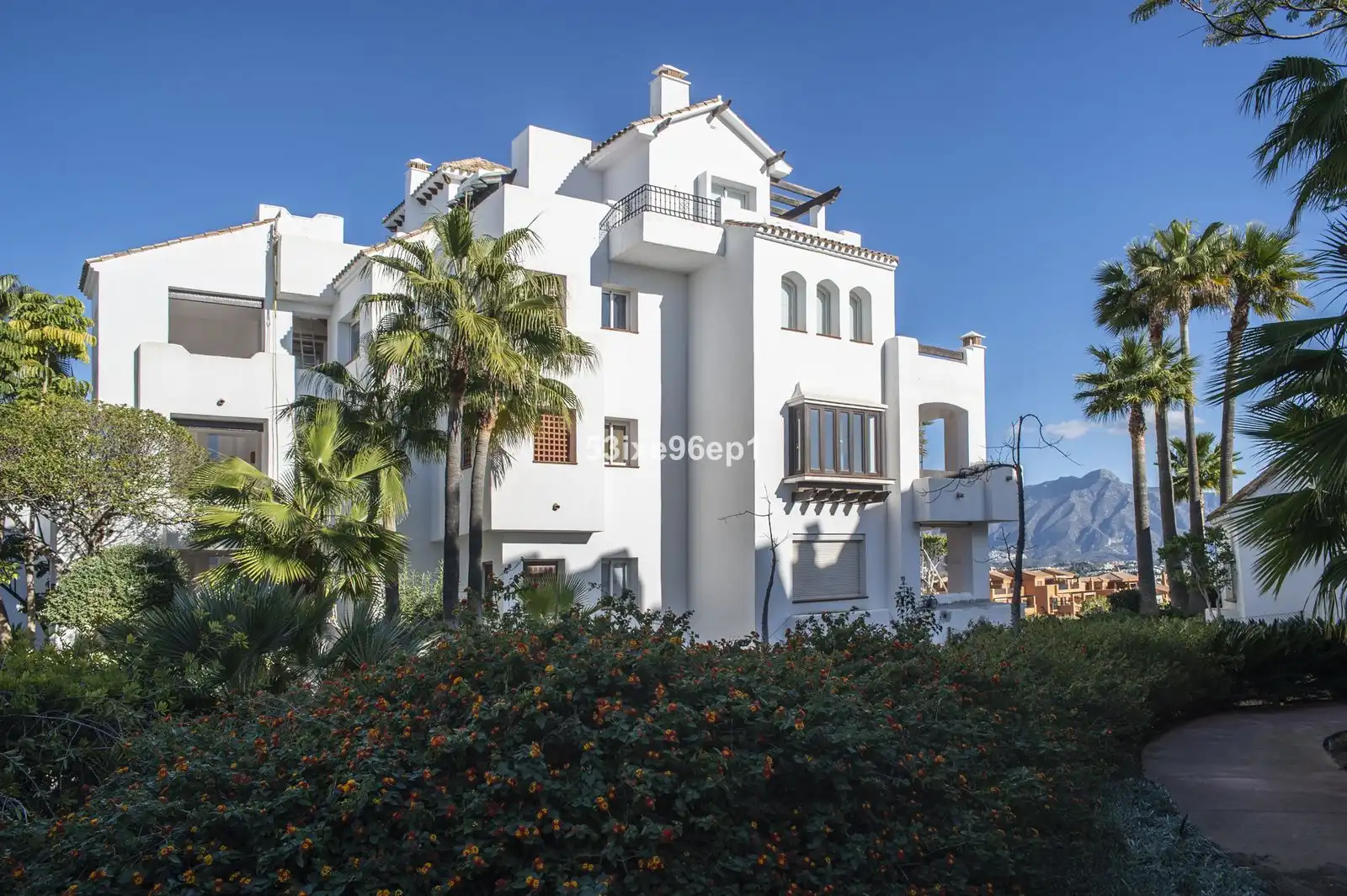 Vista exterior de Apartament en venda en Benahavís amb Traster, Moblat i Piscina comunitària