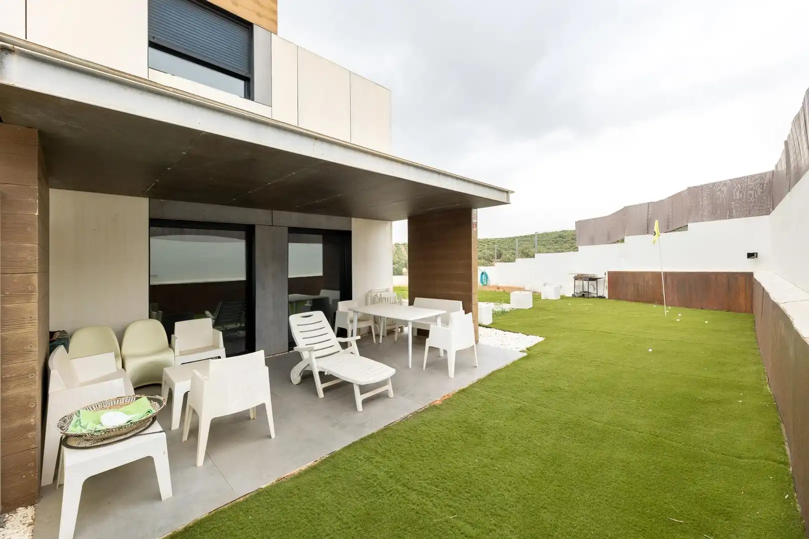 Terrasse von Einfamilien-Reihenhaus zum Verkauf in Albolote mit Klimaanlage, Heizung und Privatgarten