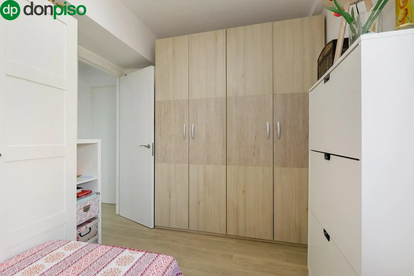 Schlafzimmer von Dachboden zum Verkauf in Granada mit Terrasse und Balkon