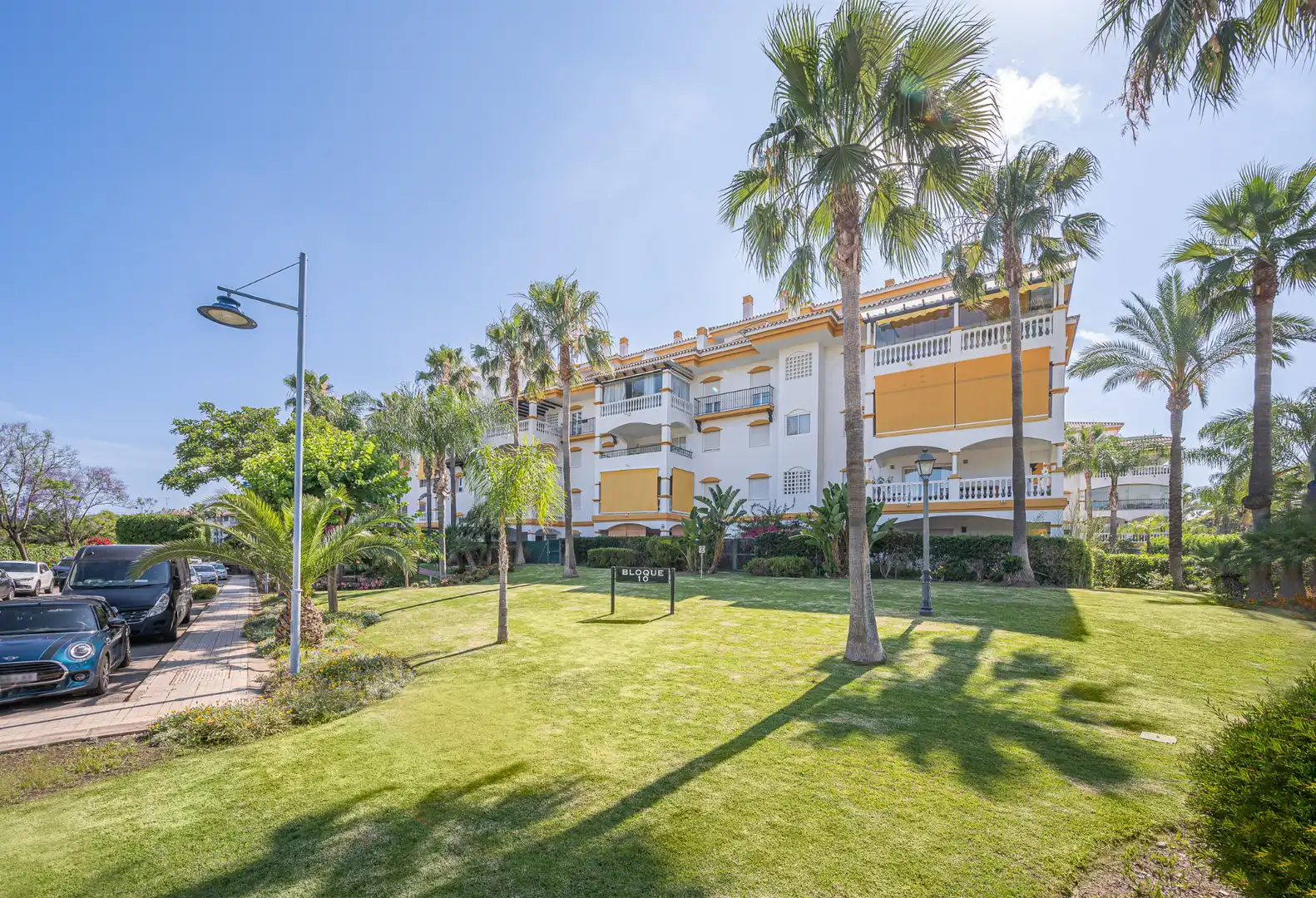 Vista exterior de Pis en venda en Marbella amb Aire condicionat, Calefacció i Terrassa