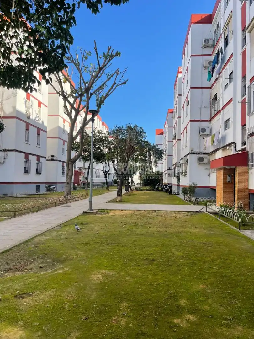 Exterior view of Flat for sale in Sevilla  with Air Conditioner and Balcony