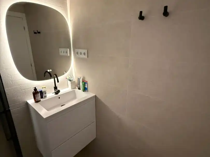Badezimmer von Wohnung zur Miete in Barcelona mit Klimaanlage, Parkett und Möbliert