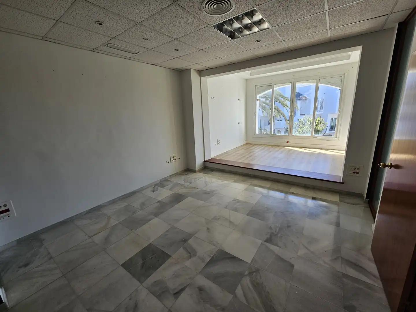 Local de lloguer en Marbella amb Aire condicionat, Parquet i Alarma
