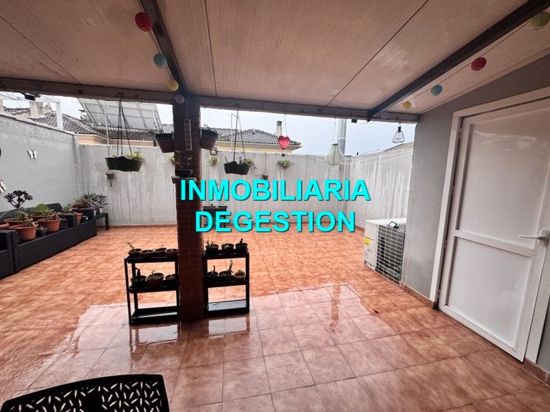 Vista exterior de Casa adosada en venda en Linares amb Aire condicionat, Jardí privat i Forn