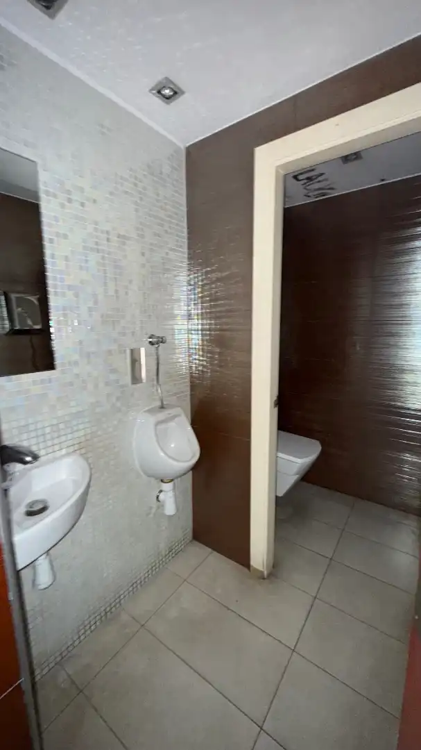 Baño de Local de alquiler en Sabadell
