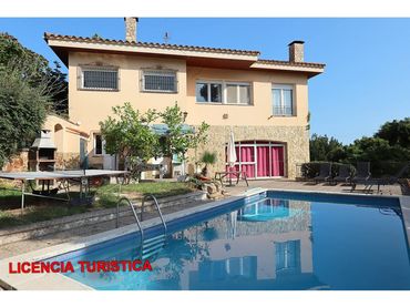 House with pool for sale in Calle Suria