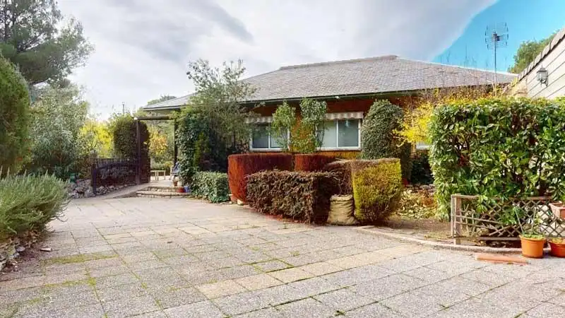 Vista exterior de Casa o xalet en venda en La Muela amb Aire condicionat, Calefacció i Jardí privat